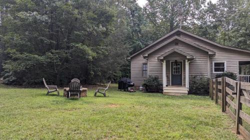 Dahlonega House | Tate Creek Cottage in Wine Country- Fenced-In Yard