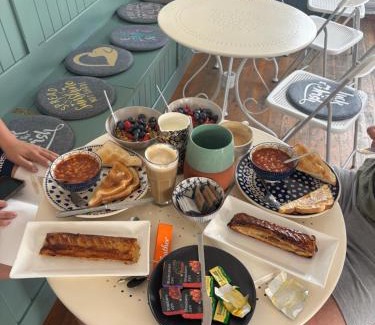 Roundstone Bed & Breakfast | Tatis Bake-Away