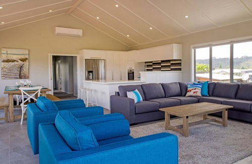 Whitianga House | Tattletails Rest - Whitianga Holiday House