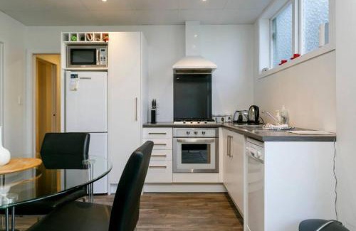 Taupo Apartment | Taupo Getaway, Private 2BR Apartment With Courtyard