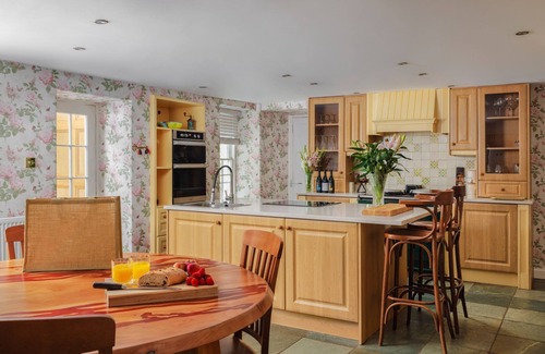 Aberfeldy Villa | Tay River House - Seven Bedroom Villa, Sleeps 13