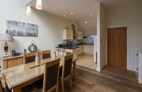 Kenmore Cottage | Tay View Lodge - sleeps 6 guests in 3 bedrooms