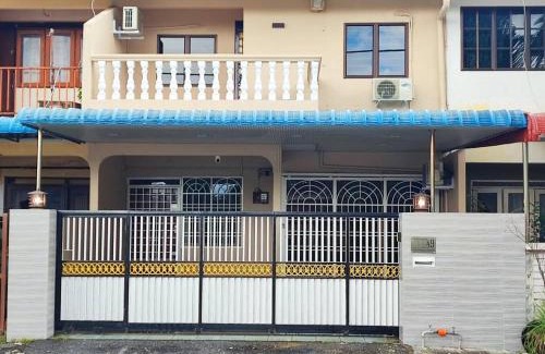 Taman Bertuah House | TB HOMESTAY Tasek klebang(taman bertuah) 10pax wifi