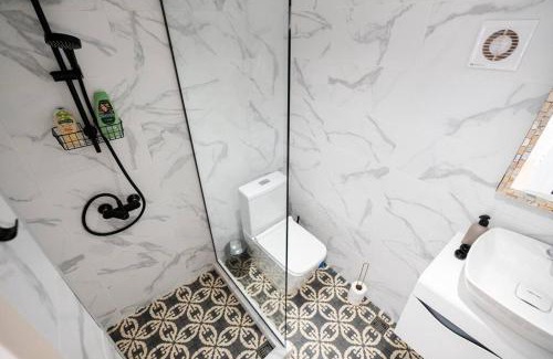Chugureti Apartment | Tbilisian Yard - City Center