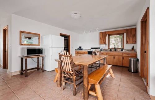 Mayfield Condo | TC Lake Stay-Pontoon & SUP Rentals-King Room!