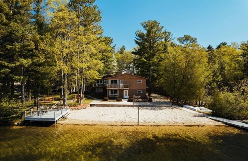 Mayfield Condo | TC Lake Stay-Pontoon & SUP Rentals-King Room!