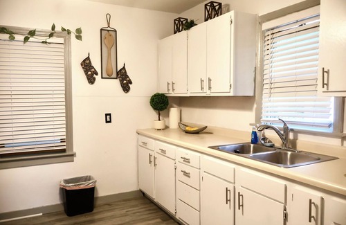 Macalester - Groveland House | tComfortable 2-Bedroom House in Mac-Groveland Near Dining & Colleges