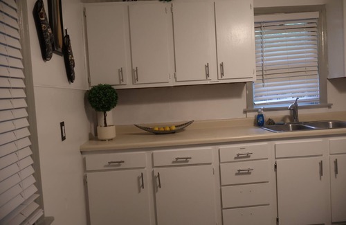 Macalester - Groveland House | tComfortable 2-Bedroom House in Mac-Groveland Near Dining & Colleges