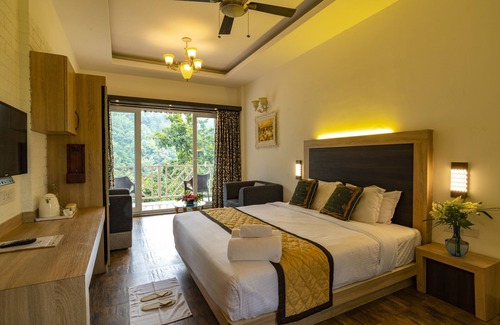 Chithirapuram Hotel | Tea Harvester Munnar