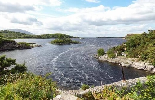 Foxford Cottage | TEACH HANLEY, pet friendly, with open fire in Knockmore, County Mayo