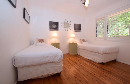 Blackheath House | Teach Na Cairde - House of Friends - Delightful 4 Bedroom Pet-Friendly Home with Essentials Near Quiet Blackheath Bushland