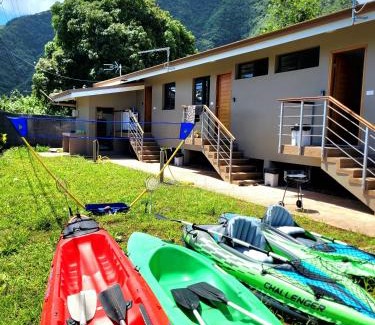 Vaira'o House | Teahupo'o Lodge - accès mer et vue montagne - canoes gratuits