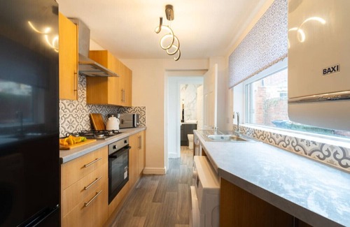Redcar House | Teal House Sleeps 8 Town Centre Free Parking Fast WiFi Smart TV