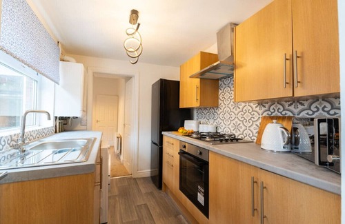 Redcar House | Teal House Sleeps 8 Town Centre Free Parking Fast WiFi Smart TV