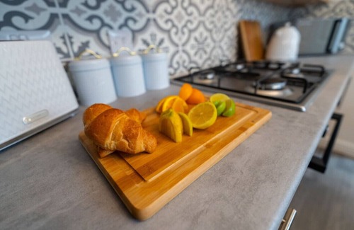 Redcar House | Teal House Sleeps 8 Town Centre Free Parking Fast WiFi Smart TV