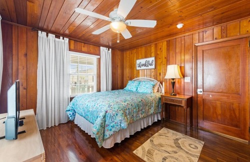 North Myrtle Beach House | Tee Time - Channel Home, Walk to Beach