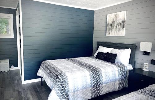 Roscommon Apartment | TeePee Room 11-Newly Renovated