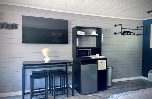 Roscommon Apartment | TeePee Room 12-Newly Renovated
