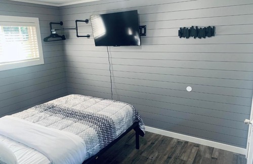Roscommon Apartment | TeePee Room 15-Newly Renovated