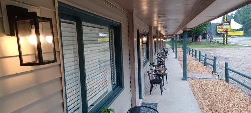 Roscommon Apartment | TeePee Room 5- Newly Renovated