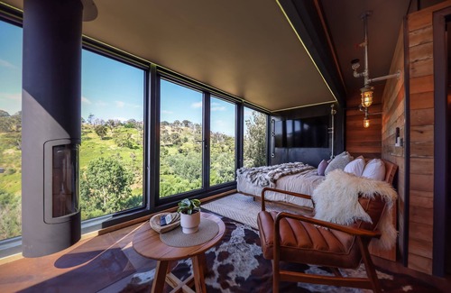 Hepburn Cottage | Teetering over a ravine, with a petrified stone bath older than the dinosaurs