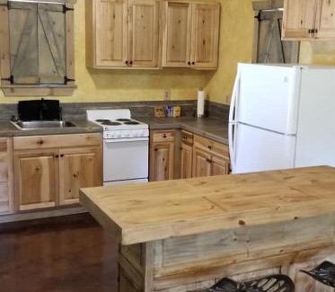 Fredericksburg Bed & Breakfast | Teich Hutte Pond Cottage