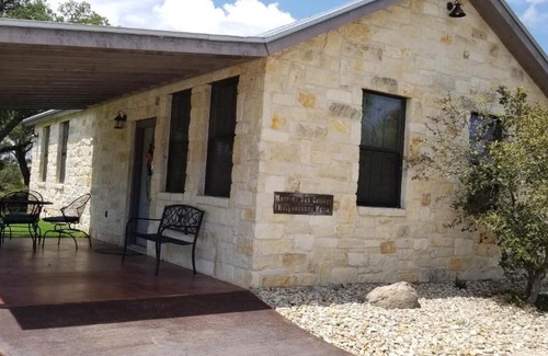 Fredericksburg Bed & Breakfast | Teich Hutte Pond Cottage