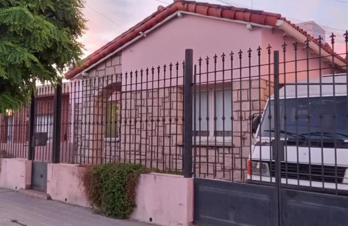 Trelew Apartment | Tejas rojas
