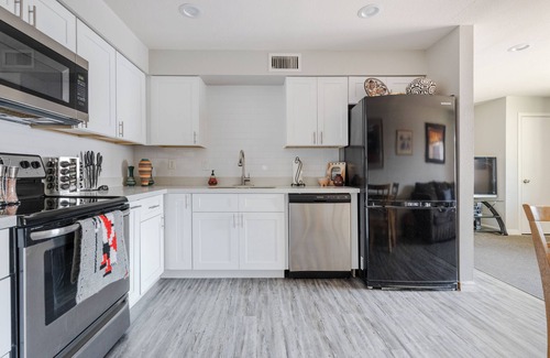 Kyrene-Superstition Apartment | Tempe Retreat: 2BR w/Laundry + Covered Parking