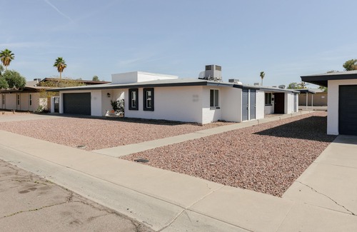Kyrene-Superstition Apartment | Tempe Retreat: 2BR w/Laundry + Covered Parking
