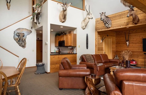 Bitely Cabin | Ten Bdr Lodge with Private Lake & More!