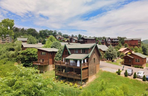 Pigeon Forge Cabin | Tennessee Blue by Avantstayheart of Pigeon Forge!