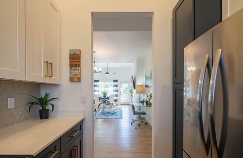 North Scottsdale Condo | Tennis & BB Court 》Walk to Golf 》King Beds+Parking
