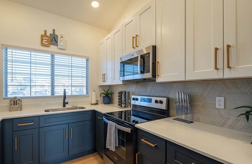North Scottsdale Condo | Tennis & BB Court 》Walk to Golf 》King Beds+Parking