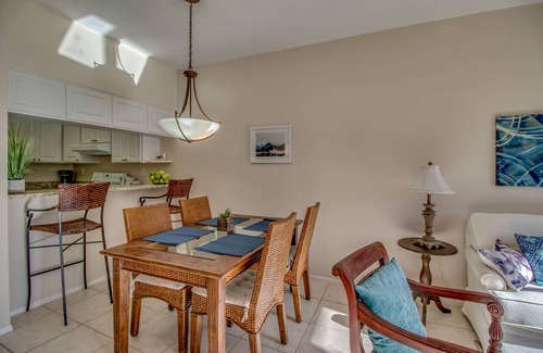 Central Naples Apartment | Tennis, Pool, Lakeview, Free Wi-Fi Cozy 2/2 condo in the heart of Naples