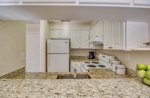 Central Naples Apartment | Tennis, Pool, Lakeview, Free Wi-Fi Cozy 2/2 condo in the heart of Naples