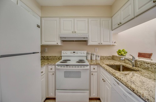 Central Naples Apartment | Tennis, Pool, Lakeview, Free Wi-Fi Cozy 2/2 condo in the heart of Naples