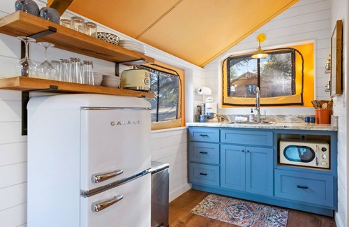 Ingram Cabin | Tent | Lake Pool Hot tub River Fire pit Heat/AC