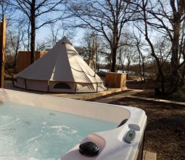 Le Vigeant Other | Tente luxe vue Etang avec jacuzzi 4