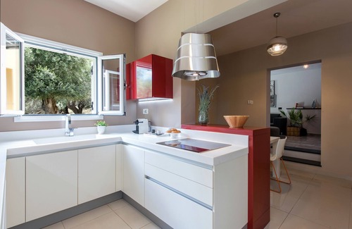 Spartylas House | Terra Rossa Holiday Home with Seaview by Konnect - 3km from Ipsos
