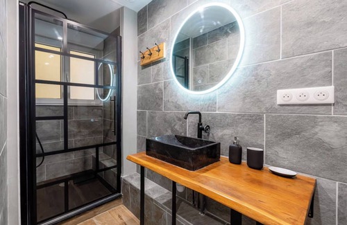 8th Arrondissement Apartment | Terrace and SPA in the heart of Monplaisir!