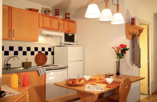 Bagneres-de-Luchon Apartment | Terrace, balcony, parking, tv, ski locker, 35m², Luchon-Superbagnères