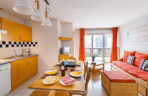 Bagneres-de-Luchon Apartment | Terrace, balcony, parking, tv, ski locker, 35m², Luchon-Superbagnères
