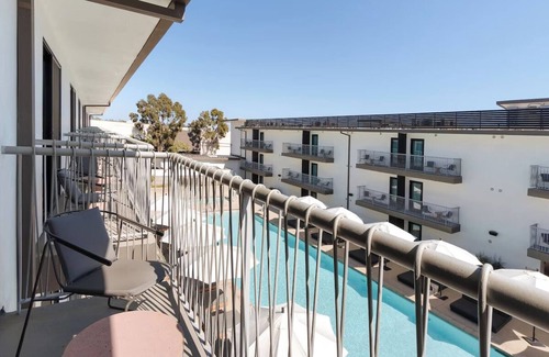 Inglewood House | Terrace Retreat with Modern Room Features - Minutes Away from LAX