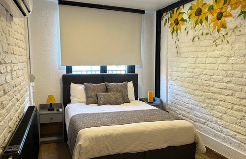 Fatih House | Terrace Suite with Sea View near Tram in Fatih