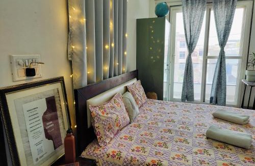 Tonk Phatak Apartment | Terracopper- Pristine Art Home with Balcony near central park