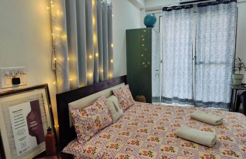 Tonk Phatak Apartment | Terracopper- Pristine Art Home with Balcony near central park