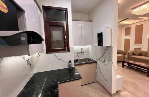 Patparganj Apartment | Terrific 2-bedroom apartment with WiFi in vibrant Delhi