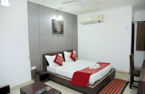 South West House | Terrific 9-bedroom hotel in marvelous New Delh Airporti with AC, WiFi