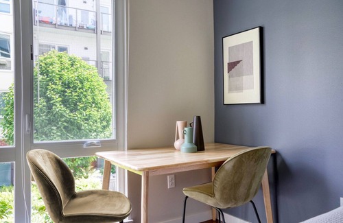 West Bellevue Apartment | Terrific Bellevue Studio w/Theater & Overlook, nr Bars, by Blueground